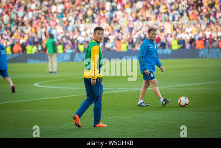 Wu Lei der RCD Espanyol erwärmt, bevor die zweite Hälfte der 29. Runde der Liga Saison 2018-2019 gegen den FC Barcelona im Camp Nou Stad Stockfoto