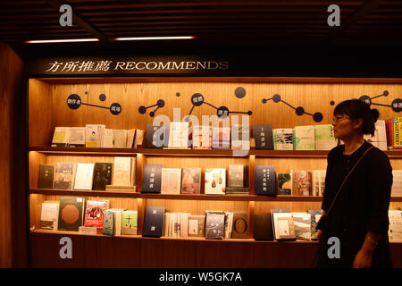 ------ Kunden lesen Bücher in einer Filiale von Chinas Buchhandelskette Marke Fang Suo Kommune in Chengdu City, im Südwesten Chinas Provinz Sichuan, 3 Octo Stockfoto