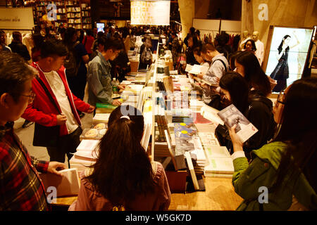 ------ Kunden lesen Bücher in einer Filiale von Chinas Buchhandelskette Marke Fang Suo Kommune in Chengdu City, im Südwesten Chinas Provinz Sichuan, 3 Octo Stockfoto