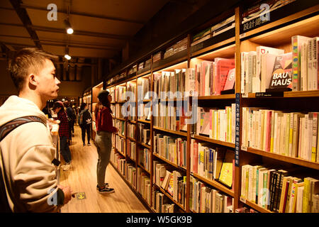 ------ Kunden lesen Bücher in einer Filiale von Chinas Buchhandelskette Marke Fang Suo Kommune in Chengdu City, im Südwesten Chinas Provinz Sichuan, 3 Octo Stockfoto