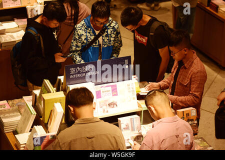 ------ Kunden lesen Bücher in einer Filiale von Chinas Buchhandelskette Marke Fang Suo Kommune in Chengdu City, im Südwesten Chinas Provinz Sichuan, 3 Octo Stockfoto