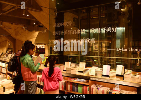 ------ Kunden lesen Bücher in einer Filiale von Chinas Buchhandelskette Marke Fang Suo Kommune in Chengdu City, im Südwesten Chinas Provinz Sichuan, 3 Octo Stockfoto