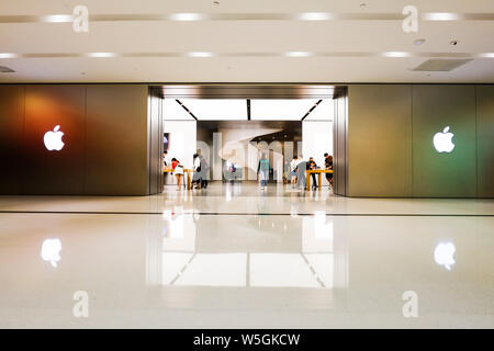 ------ Kunden versuchen, iPhone Smartphones in einem Apple Store in Nanjing Stadt, im Osten der chinesischen Provinz Jiangsu, 30. April 2018. Obwohl Apple Inc. Stockfoto