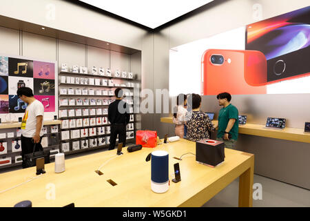 ------ Kunden versuchen, iPhone Smartphones in einem Apple Store in Nanjing Stadt, im Osten der chinesischen Provinz Jiangsu, 30. April 2018. Obwohl Apple Inc. Stockfoto