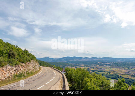 Asphalt Kurve in der französischen Berge mit Berg und grüne Wälder in Distanz. Road Trip Berufung in Provence Frankreich, Europa Stockfoto