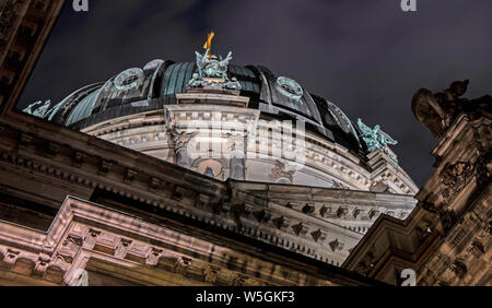 Berlin, Deutschland. 28. Juli 2019. Die Kuppel der Kathedrale steigt in den Abendhimmel. Credit: Paul Zinken/dpa-Zentralbild/ZB/dpa/Alamy leben Nachrichten Stockfoto