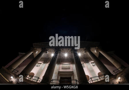 Berlin, Deutschland. 28. Juli 2019. Der Eingangsbereich der Staatsoper Unter den Linden ist hell erleuchtet. Credit: Paul Zinken/dpa-Zentralbild/ZB/dpa/Alamy leben Nachrichten Stockfoto