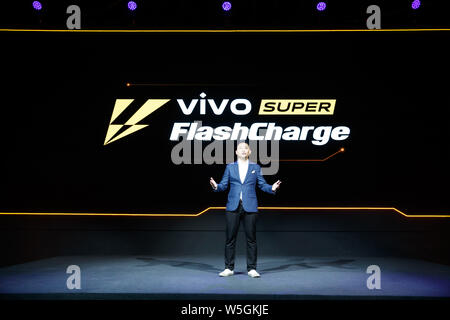 Zeng Kunpeng, Product Director von iQoo, führt die neue Gaming-Smartphone von Vivo's Sub-Marke iQoo bei der Auftaktveranstaltung in Peking, China, 1. März 2 Stockfoto