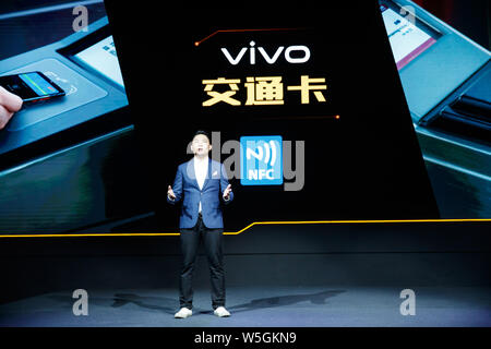 Zeng Kunpeng, Product Director von iQoo, führt die neue Gaming-Smartphone von Vivo's Sub-Marke iQoo bei der Auftaktveranstaltung in Peking, China, 1. März 2 Stockfoto