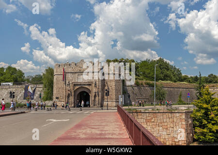 NIS, Serbien - Juni 15, 2019: Außenansicht der Stambol (Istanbul) Gate bei Festung und in der Stadt Nis, Serbien Stockfoto