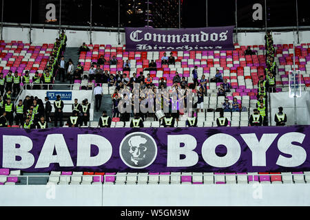 Fans der japanischen Sanfrecce Hiroshima F.C. schreien, um ihre Unterstützung in der Gruppe F gegen China Guangzhou Evergrande Taobao F.C. zeigen während der Stockfoto