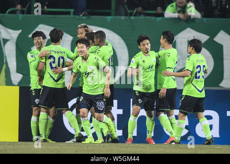 Kim Shin-wook von Südkorea der Jeonbuk Hyundai Motors F.C. feiert mit Mannschaftskameraden, nachdem er ein Ziel gegen Chinas Beijing Guoan Sinobo F.C. im Stockfoto