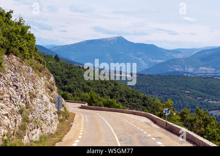 Asphalt Kurve in der französischen Berge mit Berg und grüne Wälder in Distanz. Road Trip Berufung in Provence Frankreich, Europa Stockfoto