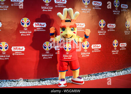 Das offizielle Maskottchen auf der Träume' wird dargestellt, auf dem roten Teppich für die Zeremonie für die 2019 FIBA Basketball-WM in Shenzhen City, South Stockfoto