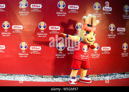 Das offizielle Maskottchen auf der Träume' wird dargestellt, auf dem roten Teppich für die Zeremonie für die 2019 FIBA Basketball-WM in Shenzhen City, South Stockfoto