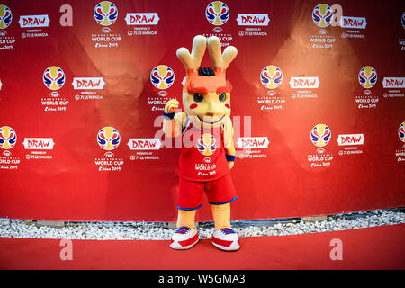 Das offizielle Maskottchen auf der Träume' wird dargestellt, auf dem roten Teppich für die Zeremonie für die 2019 FIBA Basketball-WM in Shenzhen City, South Stockfoto
