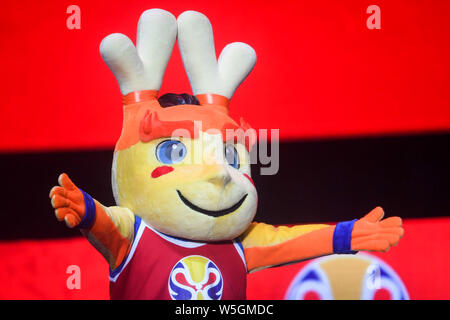 Das offizielle Maskottchen auf der Träume' wird dargestellt, auf dem roten Teppich für die Zeremonie für die 2019 FIBA Basketball-WM in Shenzhen City, South Stockfoto