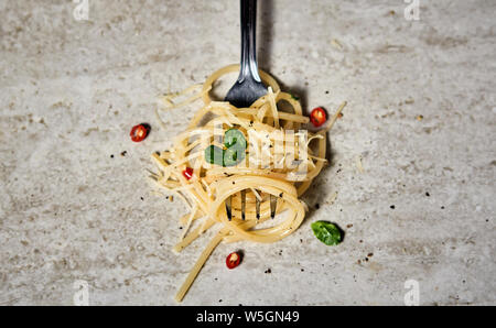 Gabel mit Spaghetti auf dem Tisch Stockfoto