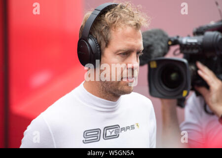 Hockenheim, Deutschland. 27. Juli, 2019. Sebastian Vettel (GER, Scuderia Ferrari Mission Worfeln) Spaziergänge Hals über Kopf in die Box, Kopfhörer, hört Musik, hört, Büste, Qualifizierung am 27.07.2019, Formel 1, Grand Prix von Deutschland in Hockenheim/Deutschland vom 26.07. - 28.07.2019, Saison 2019, | Verwendung der weltweiten Kredit: dpa/Alamy leben Nachrichten Stockfoto