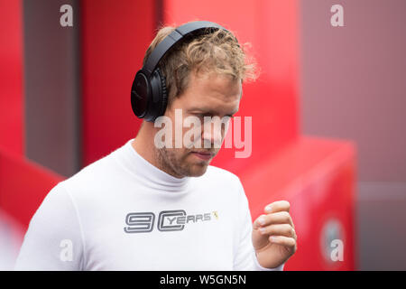 Hockenheim, Deutschland. 27. Juli, 2019. Sebastian Vettel (GER, Scuderia Ferrari Mission Worfeln) Spaziergänge Hals über Kopf in die Box, Kopfhörer, hört Musik, hört, Büste, Qualifizierung am 27.07.2019, Formel 1, Grand Prix von Deutschland in Hockenheim/Deutschland vom 26.07. - 28.07.2019, Saison 2019, | Verwendung der weltweiten Kredit: dpa/Alamy leben Nachrichten Stockfoto