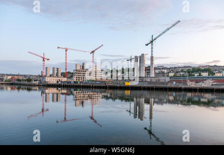 Die Stadt Cork, Cork, Irland. 29. Juli, 2019. Eine helle trocken Morgen über die Stadt die Entwicklung der sechs Hektar grossen Gelände auf der Horgan Kai und Penrose Wharf weiter entlang des Flusses Lee in Cork, Irland. Kredit; David Creedon/Alamy leben Nachrichten Stockfoto