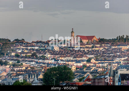 Die Stadt Cork, Cork, Irland. 29. Juli, 2019. Früh Licht beleuchtet die Kirche der Himmelfahrt und Häuser auf der Nordseite der Stadt Cork, Irland. Kredit; David Creedon/Alamy leben Nachrichten Stockfoto