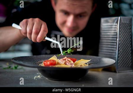 Kochen Sie die grünen auf einem Teller Stockfoto