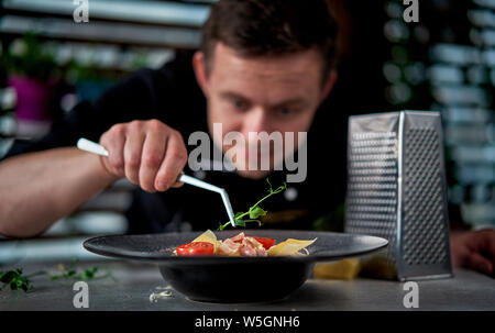 Kochen Sie die grünen auf einem Teller Stockfoto