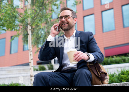 Reifen Geschäftsmann unter Anruf auf Handy an außerhalb der Gebäude Stockfoto