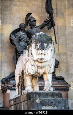 München Deutschland - Dezember 30, 2016: München, Bayerischer Löwe Statue vor der Feldherrnhalle, Bayern, Deutschland Stockfoto