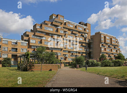 Erdgeschoss Blick auf Dawson's Höhen, berühmten 1960er öffentlichen Wohnungsbau Projekt im Süden Londons, von Kate Macintosh entwickelt. Ladlands Block von Süden. Stockfoto