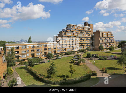 Dawson's Höhen, der berühmten 60er Public Housing Project im Süden Londons, von Kate Macintosh entwickelt. Ladlands Block von Süden gesehen. Stockfoto