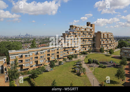 Hohe Blick auf Dawson's Höhen, der berühmten 60er Public Housing Project im Süden Londons, von Kate Macintosh entwickelt. Skyline von London darüber hinaus. Stockfoto