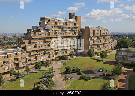 Hohe Blick auf Dawson's Höhen, der berühmten 60er Public Housing Project im Süden Londons, von Kate Macintosh entwickelt. Blick nach Norden vom Süden. Stockfoto