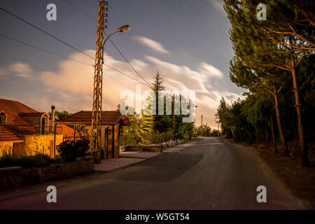 Dies ist eine Erfassung für eine lange Exposition zu schiessen und Sie können eine Straße unter dem Mond Licht sehen mit orange Licht von der in der Nähe von House Stockfoto