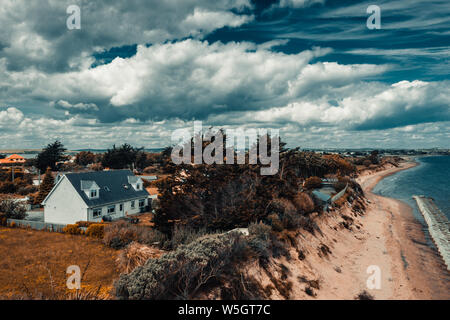 Luftbild an einem bewölkten Tag über Donabate Dorf in Dublin, Irland Stockfoto