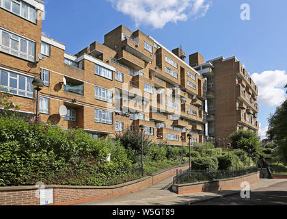 Dawson's Höhen, der berühmten 60er Jahre Süden Londons öffentlichen Gehäuse Regelung von Kate Macintosh entwickelt. South Elevation von overhill Road. Stockfoto