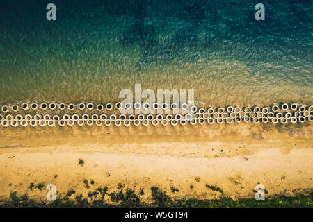 Antenne Beach View mit konkreten Küstenschutz Struktur Stockfoto