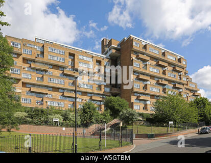 Dawson's Höhen, der berühmten 60er Jahre Süden Londons öffentlichen Gehäuse Regelung von Kate Macintosh entwickelt. South Elevation von overhill Road. Stockfoto