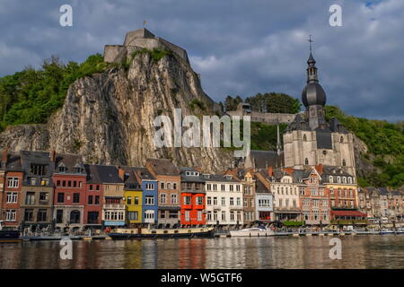 Bunte Dinant, Blick auf die Stadt mit seiner Zitadelle und Kirche von Sonnenuntergang, Belgien Stockfoto