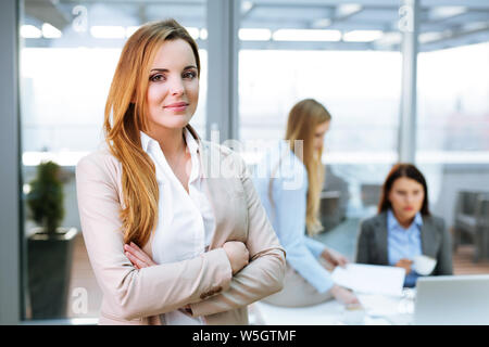 Smart weiblicher Manager stehen in einem Büro und gerade mit Blick auf die Kamera Stockfoto