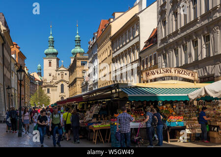 Havelska Markt in der Altstadt mit Kirche St. Gallen im Hintergrund, Prag, Böhmen, Tschechien, Europa Stockfoto