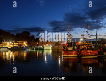 Boote und Lichter im Hafen der beliebten Fischerdorf Padstow, Cornwall, England, Vereinigtes Königreich, Europa Stockfoto