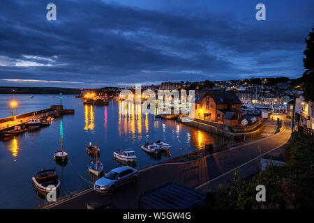 Boote und Lichter im Hafen der beliebten Fischerdorf Padstow, Cornwall, England, Vereinigtes Königreich, Europa Stockfoto