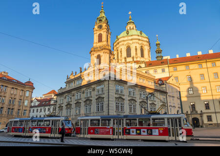 Die berühmte Tram Nr. 22 das Bestehen der Malostranske Namesti Platz und St. Nicholas Kirche, Prag, Böhmen, Tschechien, Europa Stockfoto