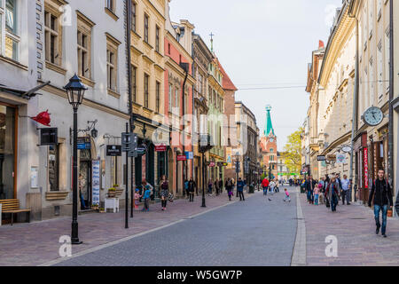 Eine Straßenszene in der mittelalterlichen Altstadt, Weltkulturerbe der UNESCO, Krakau, Polen, Europa Stockfoto