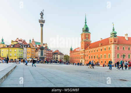 Sigismunds Spalte und das Königliche Schloss in Schloss Platz in der Altstadt, Weltkulturerbe der UNESCO, Warschau, Polen, Europa Stockfoto