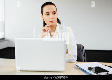 HR-Spezialisten bei der Arbeit auf Ihrem Laptop besetzt Stockfoto