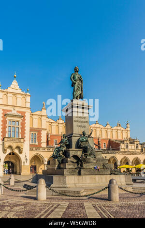 Das Adam-Mickiewicz-Denkmal auf dem Hauptplatz in der mittelalterlichen Altstadt, Weltkulturerbe der UNESCO, Krakau, Polen, Europa Stockfoto