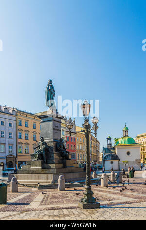 Das Adam-Mickiewicz-Denkmal auf dem Hauptplatz in der mittelalterlichen Altstadt, Weltkulturerbe der UNESCO, Krakau, Polen, Europa Stockfoto